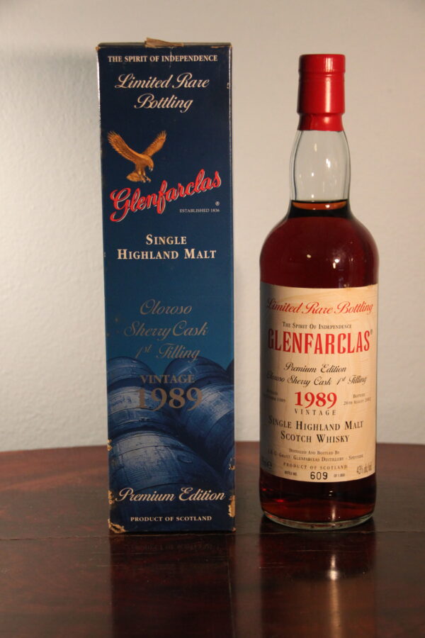 Glenfarclas 12 Years Old Limited Rare Bottling Premium Edition Oloroso Sherry 1989 / 2002, 70 cl, 43 % Vol. (Whisky), Schottland, Speyside, Einzeln nummerierte Flaschen  Destilliert: 1993 Abgefllt: 2012 Anzahl Flaschen: 1800  Verpackung beschdigt, siehe Bild
