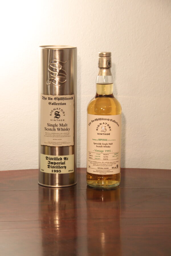 Signatory Vintage, Imperial 19 Years Old The Un-Chillfiltered Collection 1995/2015, 70 cl, 46 % Vol. (Whisky), Schottland, Speyside, Imperial 1995 SV ist ein 19 Jahre alter Single Malt Whisky aus Schottland.  Dieser Signatory Vintage wurde in Hogsheads ausgebaut  Destilliert: 2003 Abgefllt: 2016 Fass Nummer: 50175+50176 Farbstoff: ohne Farbstoff Khlfiltriert: ohne Kaltfiltrierung Anzahl Flaschen: 370