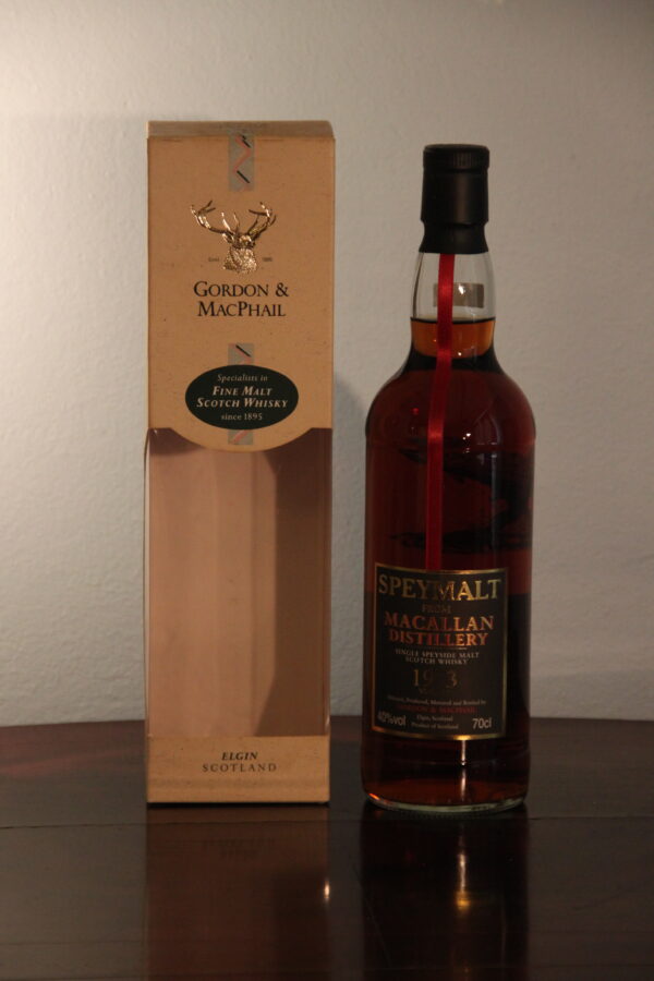 Gordon & Macphail, Macallan 32 Years Old  Speymalt 1973/2005, 70 cl, 40 % Vol. (Whisky), Schottland, Ein beeindruckender Macallan, destiliert 1973 und ber 30 Jahre im Fass.  Mild ssslicher Sherryduft mit Minze und Kirschen.
