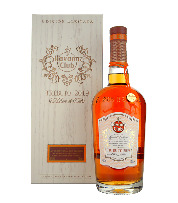 Havana Club TRIBUTO 2019 Ron Puro Cubano Limited Edition, 70 cl, 40 % Vol. (Rum), Kuba, Der Havana Club Tributo ist der Starschuss für eine jährlich erscheinende Abfüllung von Havana und deren Dachkonzern Pernod Ricard. Jedes Jahr zum kubanischen Habanos Cigar-Festival wird eine neue Collection veröffentlicht. Der Premium Rum besitzt Sammelwert, was seine Verpackung nur noch unterstreicht.   Limitiert auf 2.500 Flaschen!     