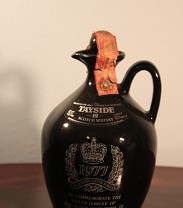 Tayside 12 Years Old THE QUEEN`S Silver Jubilee  Black Ceramic Jug Edition 1977 43%vol, 75cl (Whisky)